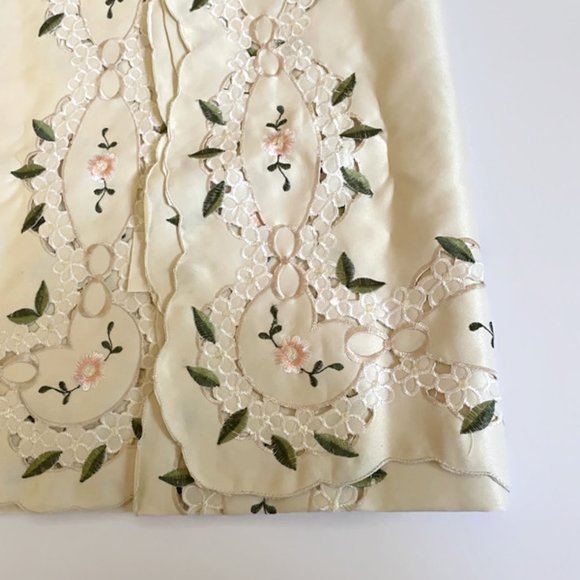 Floral embroidered table cloth - Picture 3 of 12